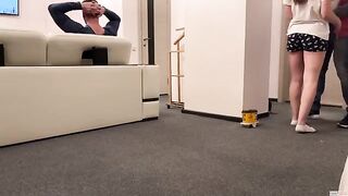 The delivery guy came to the house and got a blowjob