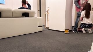 The delivery guy came to the house and got a blowjob