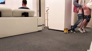 The delivery guy came to the house and got a blowjob