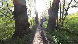 A guy made cum in the mouth of a girl in a public place outdoors