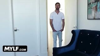 Alix Lynx gets her jaws around lucky guy’s cock