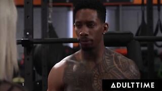 Muscle guy stuffed ebony hottie Zaawaadi’s holes in hardcore action