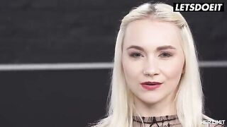 The pretty babe Marilyn Sugar is throwing herself in front of a huge cock