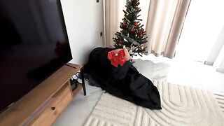 A delivery guy brought a package and his cock to the house of a hot babe