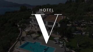 Scarlett and Honour enjoy a steamy poolside encounter