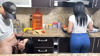 Hijastras Beautiful of 18 Years Cooking Because They Must Feed Their Stepfather