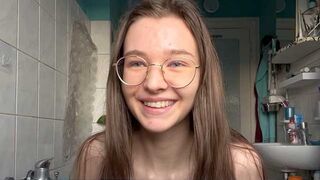 The sexy teenie gets fucked by a huge dick and squirts