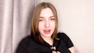 A juicy girl with a great ass has an orgasm at home alone