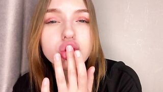 A juicy girl with a great ass has an orgasm at home alone