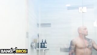 Mia Malkova ambushed her stepbrother for a good fuck