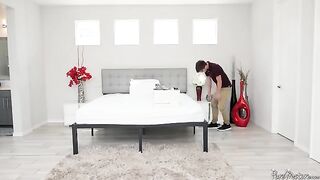 A mature woman seduced a young guy on his moving day with her stunning figure