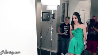 Two 18-year-old prom queens know how to use their fingers to excite