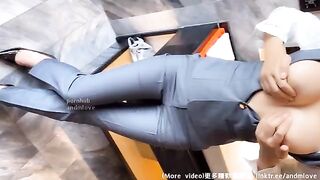 The female teacher is too naughty, she doesn't go home after school, seducing her colleagues to play with her