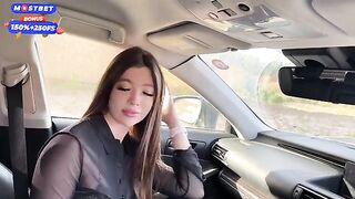 A sexy girl was stuck in the car and started to masturbate