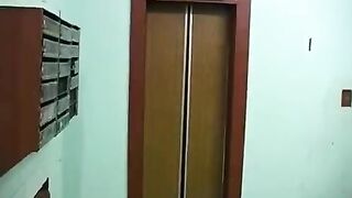A stepsister got her bro’s cock in her mouth on the balcony