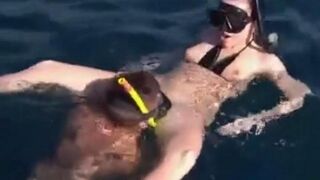 An aqualangist is fucking at the bottom of the sea