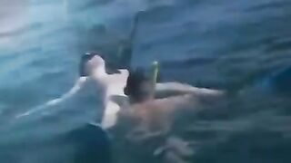 An aqualangist is fucking at the bottom of the sea
