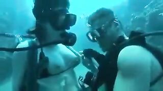 An aqualangist is fucking at the bottom of the sea