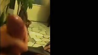 Finger the beauty on the mobile phone and remove your clothes to masturbate