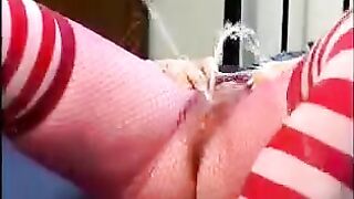 A woman pees gold in the pussy with stockings, very sexy!