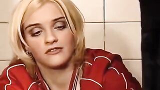The washer got a sex accident with a girl in the toilet