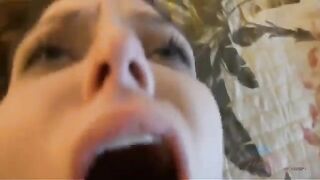A man gets his dick sucked at home by a nimble woman