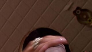 A woman had sex right in the toilet hole, beauty was caught