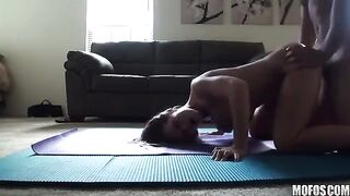 A man has sex with his sister at home, a steamy homemade scene