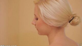 The girl plays with a brush handle in the bathroom and cums