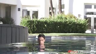 Babe has sex with boyfriend in the swimming pool