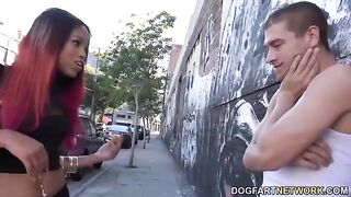 Mulatochka Nicole Apples explains the secrets of the sex machine