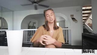 The favor turned into a blowjob in the car for the guy