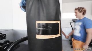 Vabbing squat with a face-to-face finish in the gym
