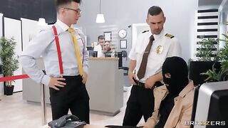 Robber tried to take money from the bank but failed