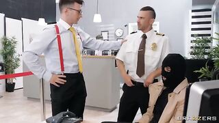 Robber tried to take money from the bank but failed