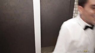 A juicy round ass is served to the waiter in a toilet at the party