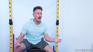 The guy fucked a slut with big tits in the gym locker room