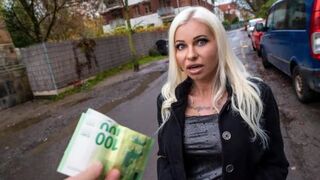 Blonde MILF girl agreed to fuck for money on the street
