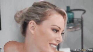 A man has sex with a MILF in the bathtub filled with foam