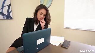 Sex is a wonderful thing when you know its secrets. A hot brunette knows them