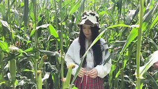 A security guard caught a thief in a cornfield and fucked her