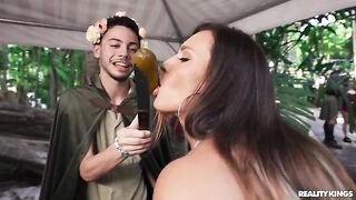 A couple has a nice picnic in the park and fucks outdoors