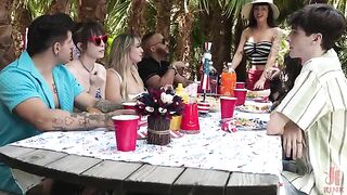 You can see how to make a blowjob right in the street!