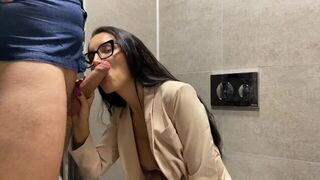 A couple has sex right in the office booth, just like a real sekis