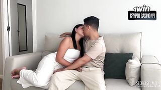 A man came to the girl and made cumshot right in her pussy