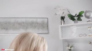 A MILF with a gorgeous body craves intense desire on the couch