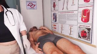 The doctor checked the patient's condition and conducted a thorough oral examination